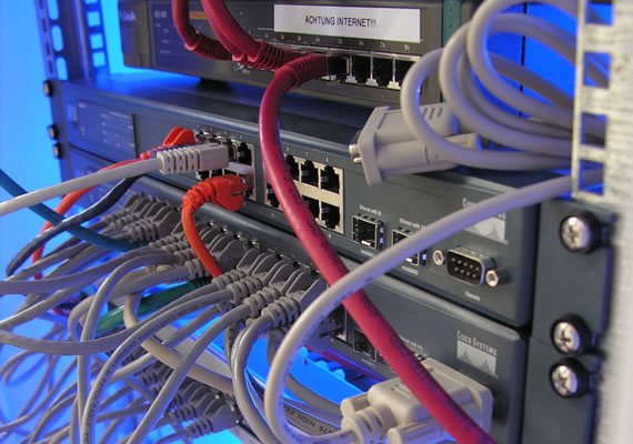 Controlli Numerici per la gestione della movimentazione di macchine utensili, Inverter e motori elettrici monofase e trifase.